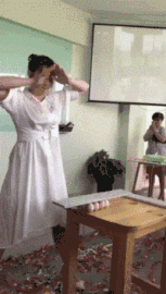 拍照|妹子,你这是在哪拍照的,环境有点狭窄,小心耳机线别绕头发上了