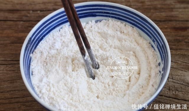 小女孩|跟七岁小女孩学炸鸡翅,注意裹粉步骤,鸡翅表面能起鳞