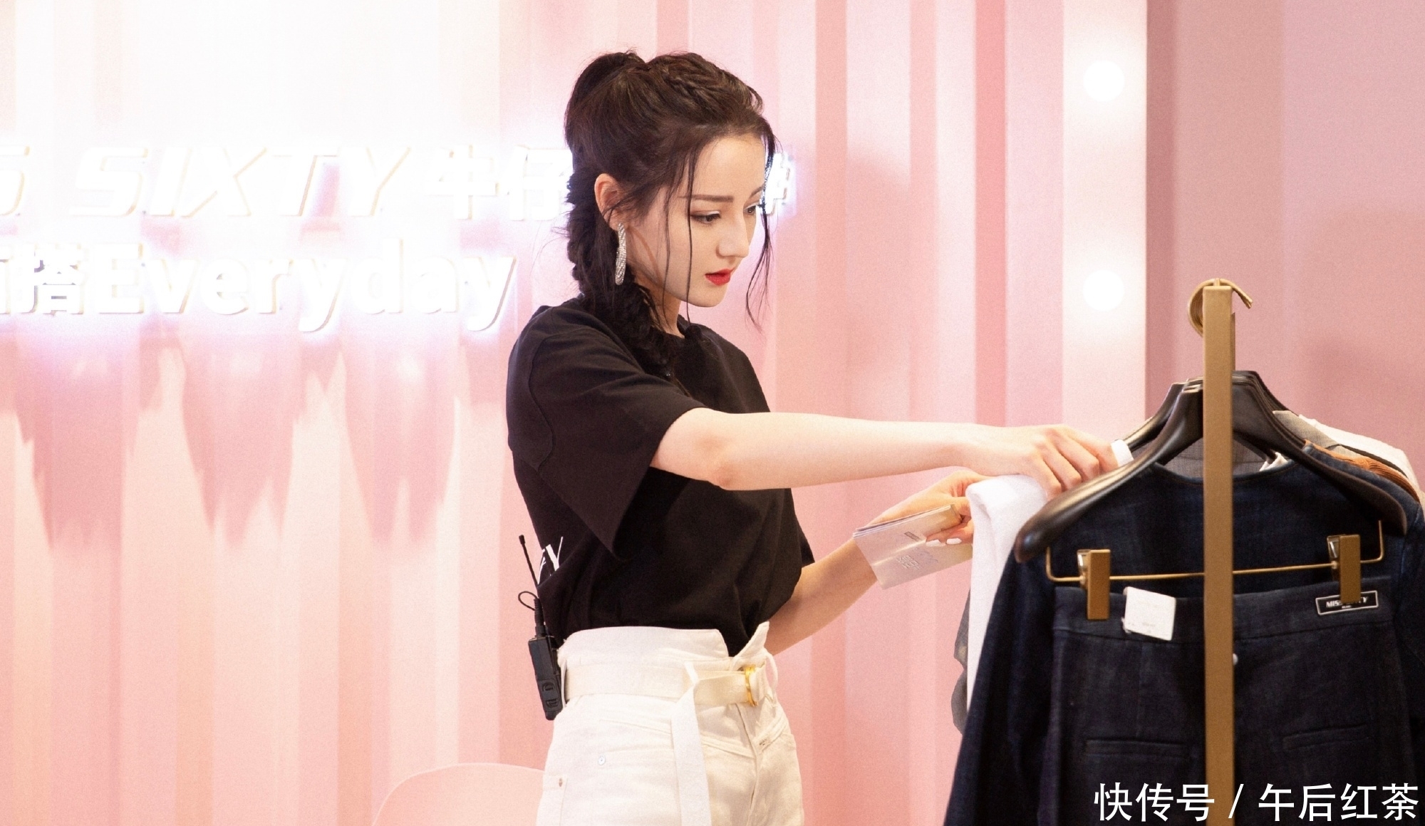 迪丽|迪丽热巴人美又会穿，白色工装配白色热裤，轻松秀出“漫画腿”