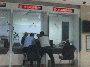  腰力|搞笑GIF：妹子这腰力，要逆天了！