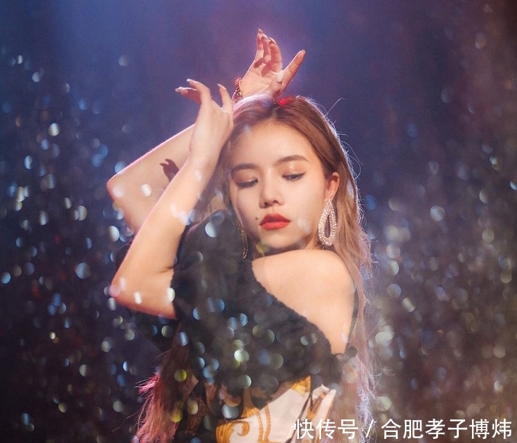 舞台|THE9表演《斯克芬斯》,金粉舞台太惊艳,舞台照更是大饱眼福