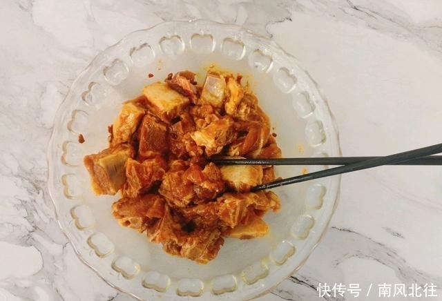 饺子都|蒸排骨的时候加上一块腐乳，蒸好的排骨颜色明亮，色泽诱人