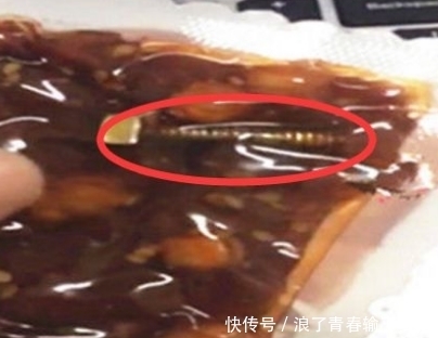 辣条|女子在超市买了辣条,看清楚辣条里面的东西后,当场选择报警