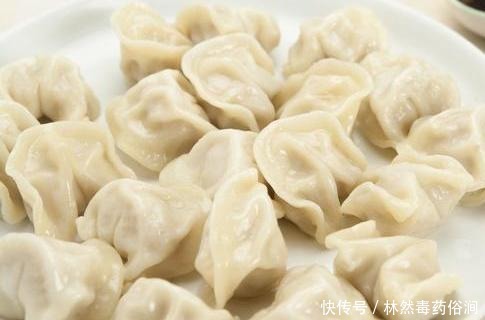  开水|煮冻饺子，用开水还是冷水？教你正确方法，饺子不露馅不破皮