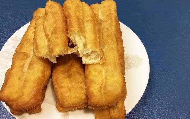  油条膨松剂|炸油条，有人用明矾，有人用泡打粉，这才是正确做法，健康好吃