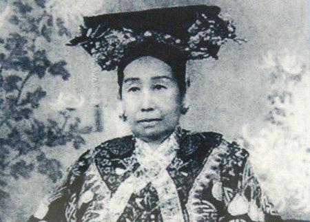 光绪皇帝|八国联军兵临城下,急于逃命的慈禧为何不忘将珍妃丢进井中淹死?