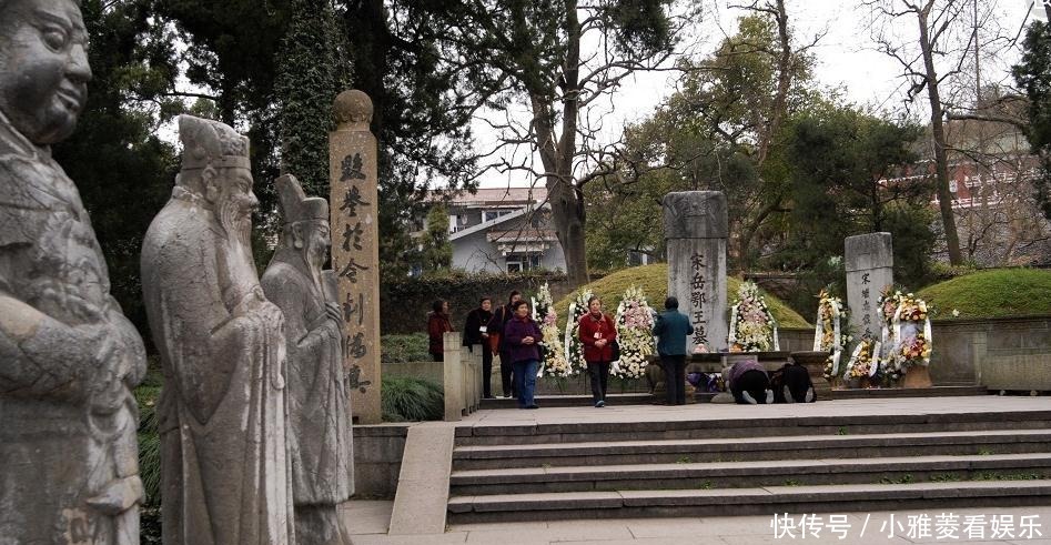 后人|秦桧后人路过岳飞墓，受到随行众人调侃，说出一句话流传至今