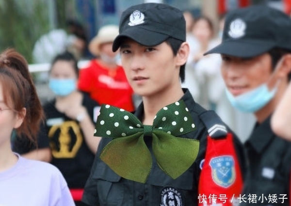 杨洋|杨洋综艺路透曝光,穿上保安服后模样大变,粉丝直呼帅到认不出