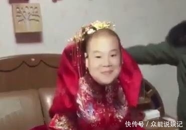 众人|新郎去接亲,众人闹洞房,给新娘戴上面具,太有意思了