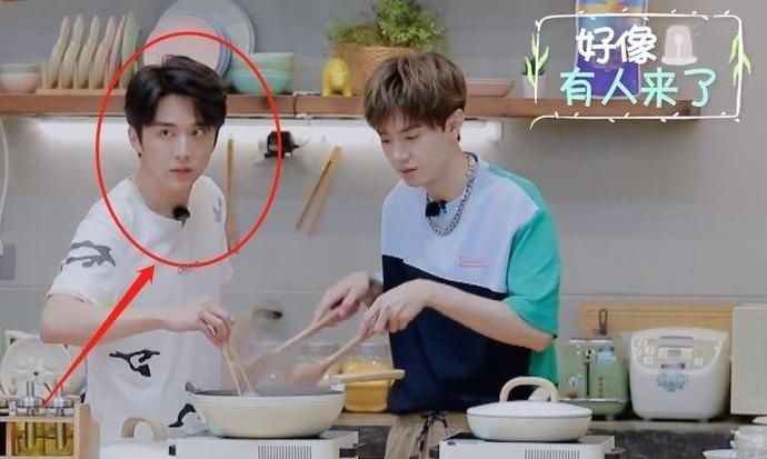 谭松韵|张新成假装不认识谭松韵,谁注意她的举动,关系好坏一目了然