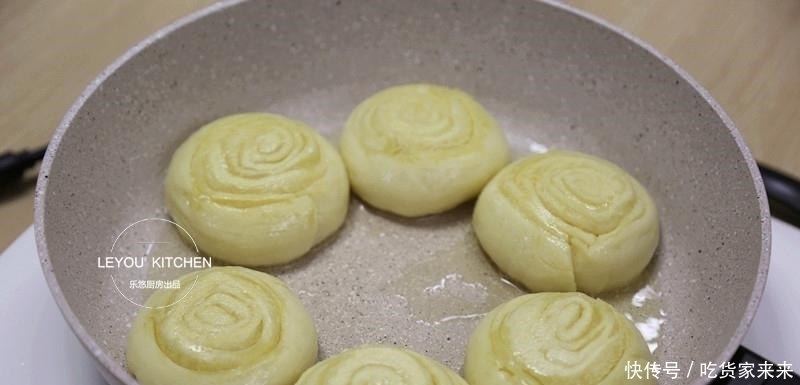  面团|1碗面粉、1包牛奶、1个鸡蛋, 烙好的饼和面包一样好吃