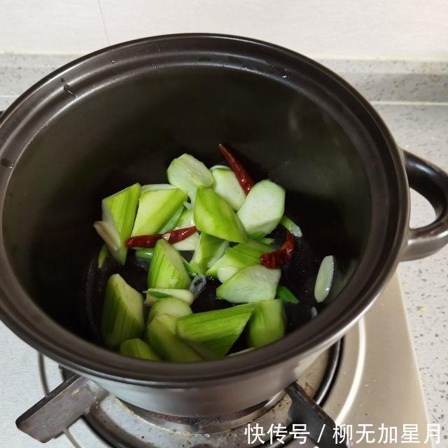 软烂|丝瓜炖豆腐,丝瓜鲜嫩,豆腐软烂,清香味美