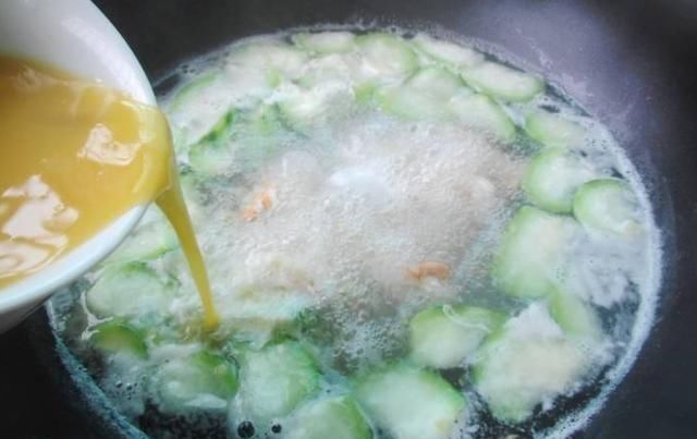 夏天|丝瓜和“它”是绝配，汤鲜味美又清爽，夏天喝比骨头汤还过瘾