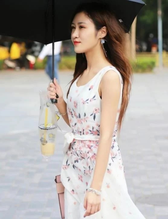  休闲|街拍：面带微笑气质文雅的美女，棕色的休闲短装帅气大方