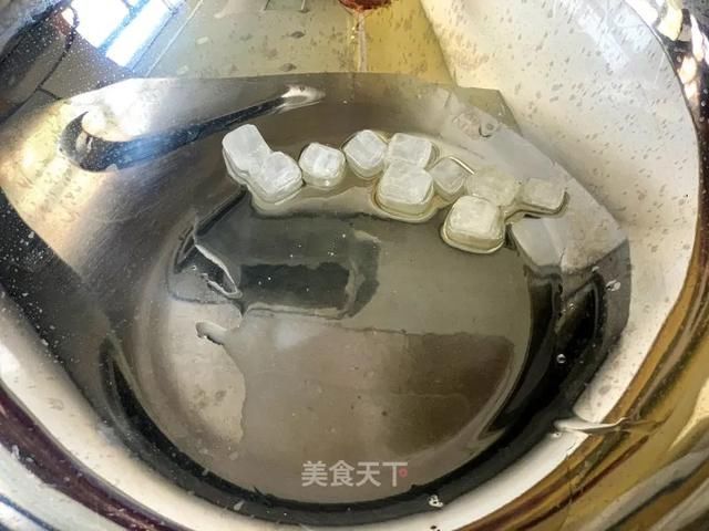  切成|这样做鸡爪真的太好吃了，越吃越上头！你们一定要试试看！