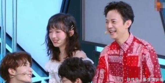 全程|《快本》最“讨厌”女主持,全程粘在何炅身上,还背靠背求安慰