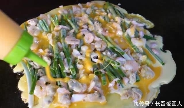  花样|大妈街边卖“豪华煎饼”，外酥里嫩，料足味美，来吃的都是回头客