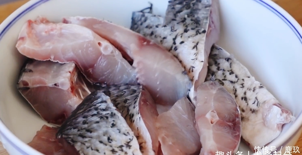 简单|秋天要多吃鱼,不油炸不炖,简单一做营养美味,出锅连汤汁都不剩