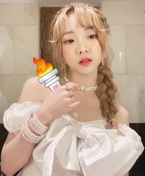 火炬|硬糖少女集体出动传递火炬,其他成员都用手传,唯独刘些宁与众不同