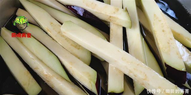  切成|大厨教你家常豆角烧茄子，简单做法，极致味道，让你吃到嗨，解馋