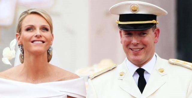 摩纳哥|62岁摩纳哥亲王结婚9周年娇妻美艳绝伦,龙凤胎王子公主萌翻天