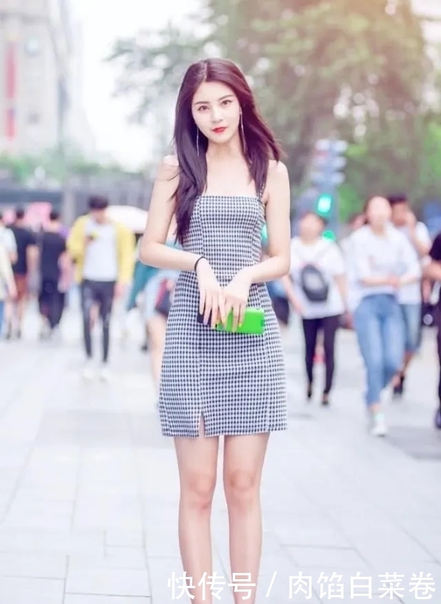 大气|路人街拍,美女穿细格纹设计的吊带紧身裙,显得大气又优雅