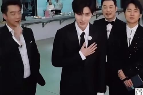 蔡徐坤|宋雨琦到底有多花痴跑男中第一眼看到蔡徐坤时,下意识动作亮了