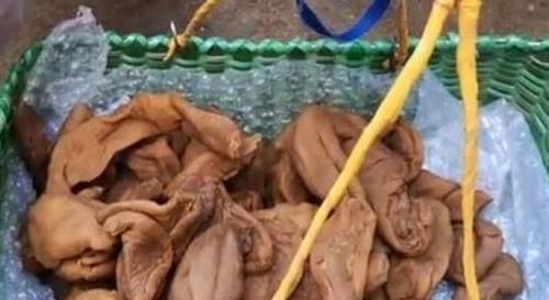 路边|老奶奶路边卖“特色小吃”,路人只看不买,顾客是你们不识货