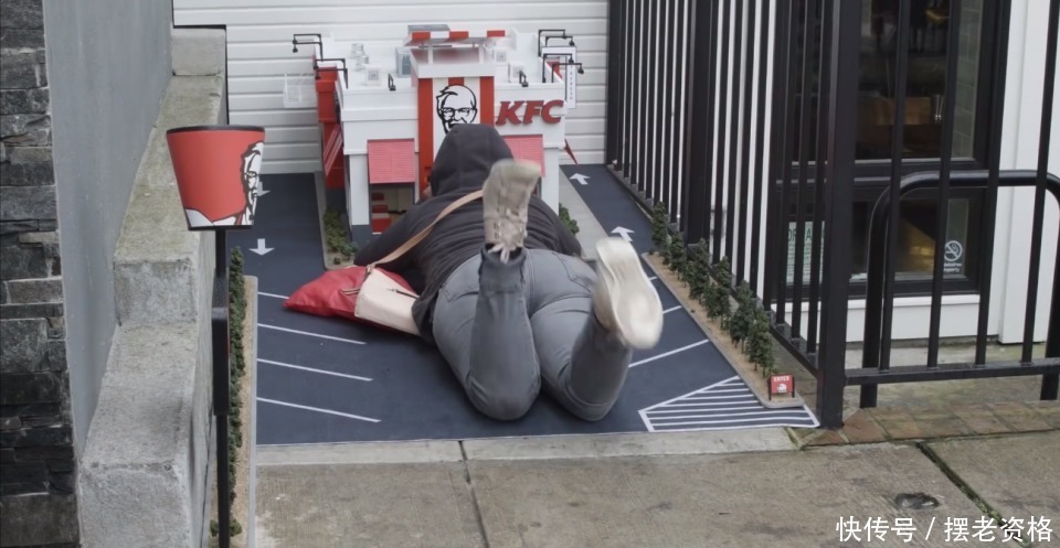 地上|世界最小的肯德基店,一份炸鸡比手指还小,还得趴在地上取餐