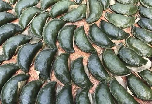 艾叶粑粑|六旬大妈路边卖“它”,成本5毛,卖价2元,三个小时能卖掉4大锅