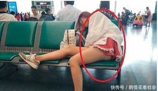 穿着|妹子,在车站注意形象啊,别忘了你还穿着短裙呢,能长点心吧