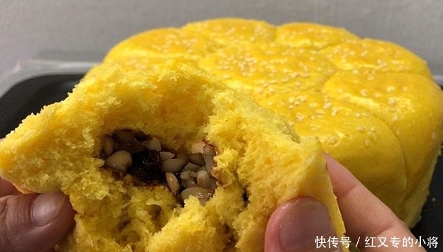 牛奶|花生馅儿的南瓜面包,松软香甜,步骤简单,配一杯牛奶可当早餐