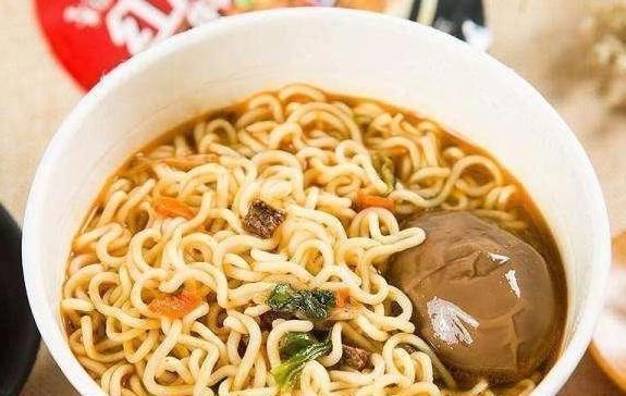 泡面|学生党最爱的5种泡面搭档,卤蛋香肠上榜,图2最经典,图5很魔幻