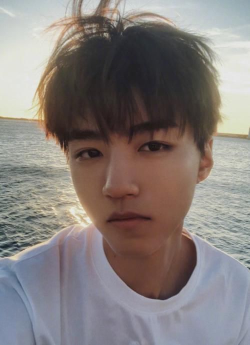 抽筋|王俊凯发自拍,我却从他眼珠里发现“自拍姿势”,一般人手抽筋也学不会