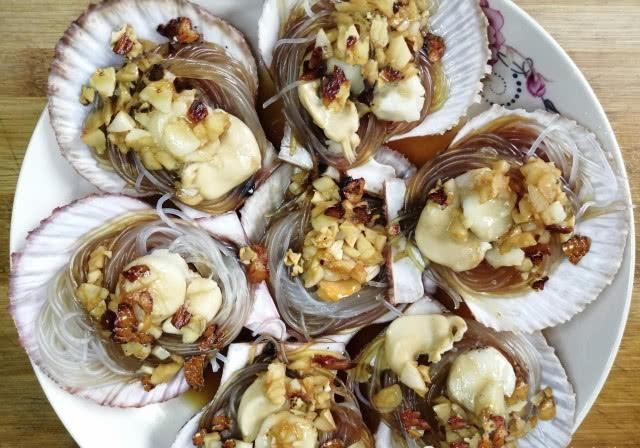  做法|蒜末粉丝蒸扇贝的生活中做法，多了这2步比餐馆做的更香，一盆不足