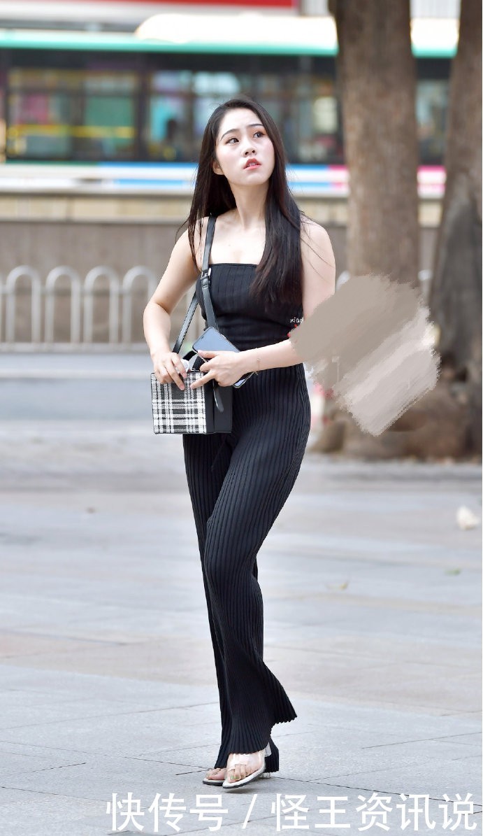 姑娘|姑娘,皮肤这么白,就不要穿黑色了,何况还是条个性十足的连体裤