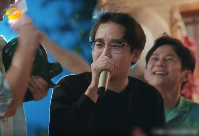 发际|彭昱畅唱伍佰成名曲,发际线意外走红,网友:太“秃”然了!