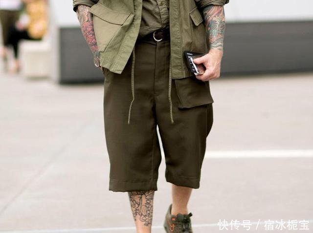  夏天|在炎热的夏天，在街上穿衣服取决于工作服