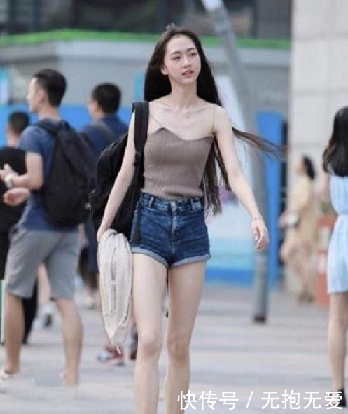 吊带裙|时尚街拍:飘逸红色吊带裙,成熟自信的气质让人难忘!