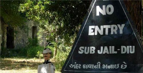  昼夜|一个独霸监狱的囚犯，需5名狱警昼夜看守，唯一心愿不是重获自由