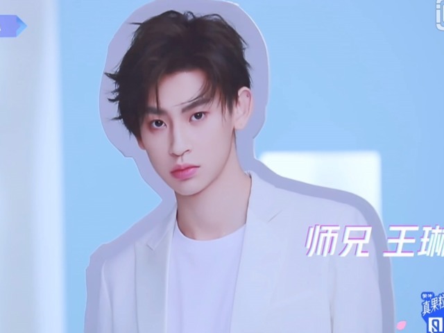 成绩出道|《青你2》师兄合作舞台来袭,朱正廷紧抱蔡徐坤不撒手,有生之年