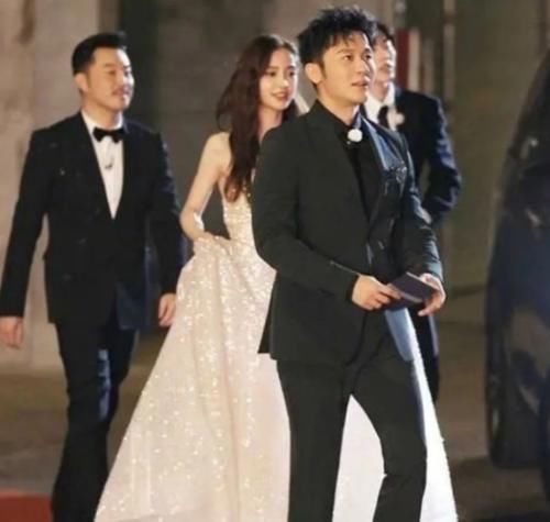 不好|奔跑吧只看蔡徐坤帮Baby拉裙摆,谁注意她的鞋子团宠不好当