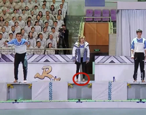 侮辱|《跑男》再现重大穿帮,谁注意到宋雨琦的脚?网友:简直侮辱智商