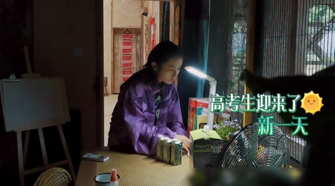 高考|张子枫晨起学习,镜头扫过英语高考模拟试题卷,看到出版年份服了