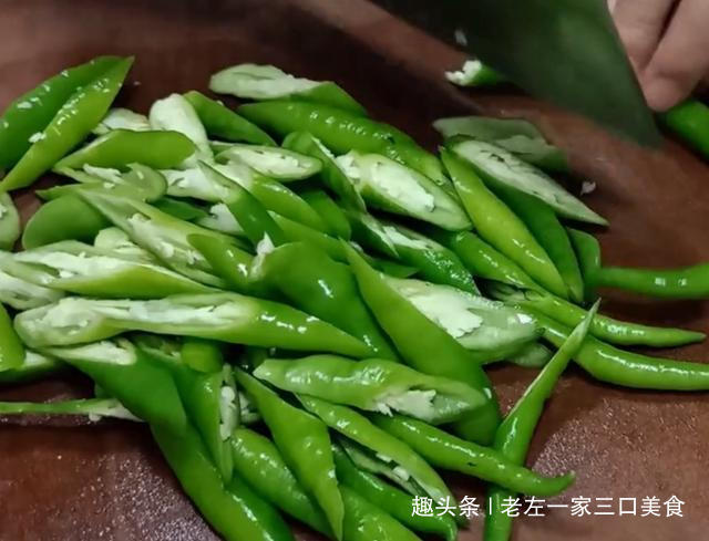 鸭肉|鸭子最美味的川味做法,一次烧一大盘,鸭肉香辣爽口好吃