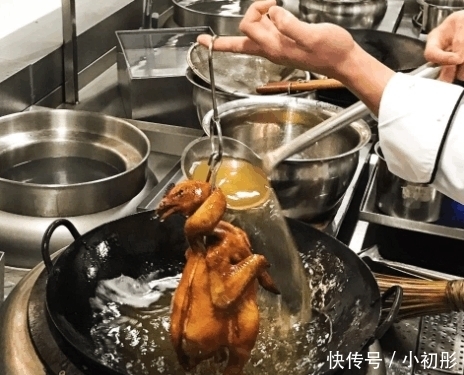 双耳|饭店大厨为何用双耳铁锅炒菜, 单把铁锅不是更好操作吗?