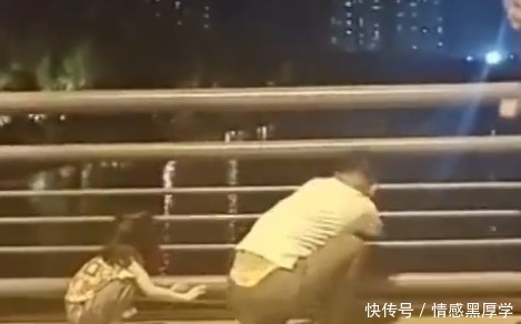 男子|女子崩溃欲跳桥轻生,男子带孩子跪地苦苦哀求,下一秒绝望坠河!