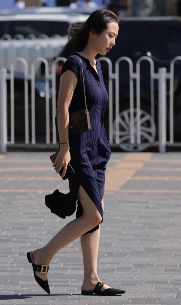 身材|街拍:身材好颜值高的时尚美女,阔腿牛仔裤潇洒帅气