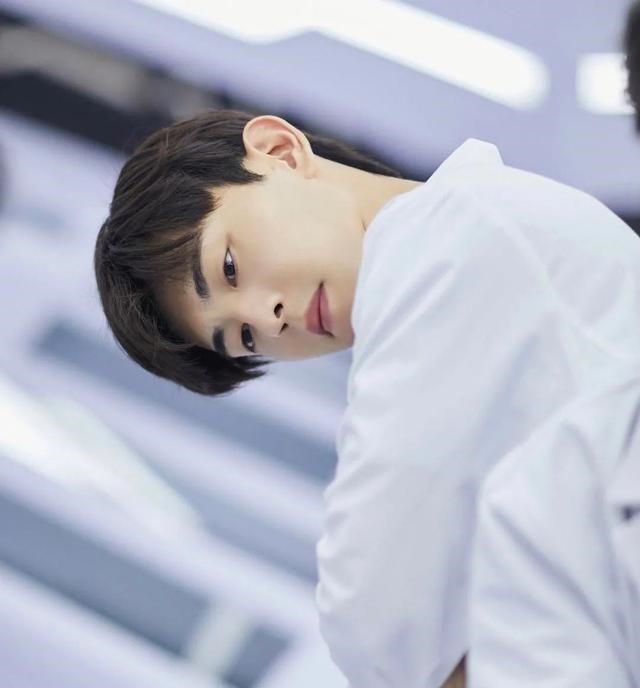  李宏毅|有部悬疑剧一直在磕邓伦，可他家团队内部对这个资源的态度不一致