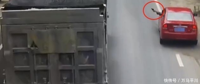  发生|男子被抢道对司机不满，拿出枪威胁对方后被逮捕，男子：这种枪也犯法？